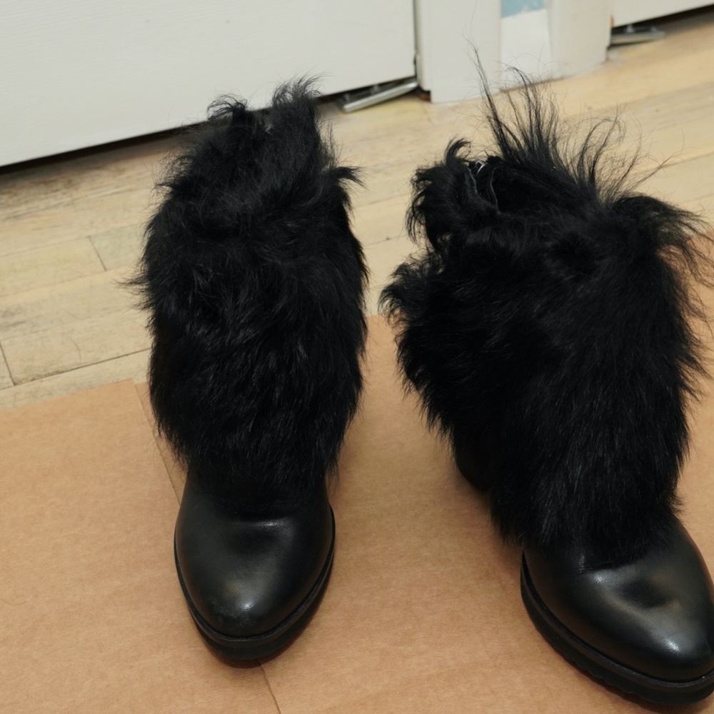 Johnston and Murphy Size 6 Short black fur topped boots.